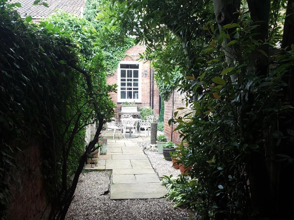 The Red House Hotel Grantham Exterior photo