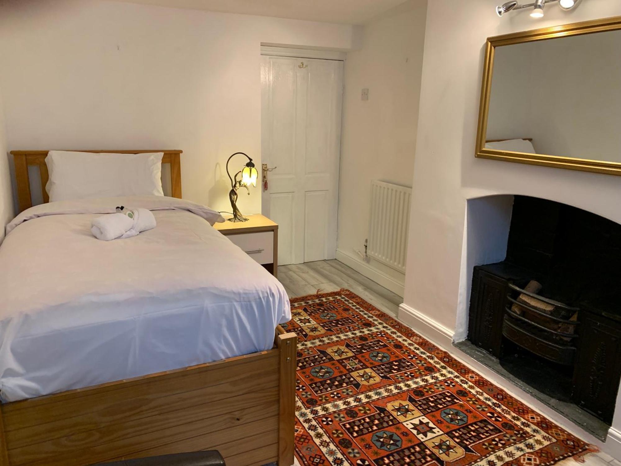 The Red House Hotel Grantham Room photo