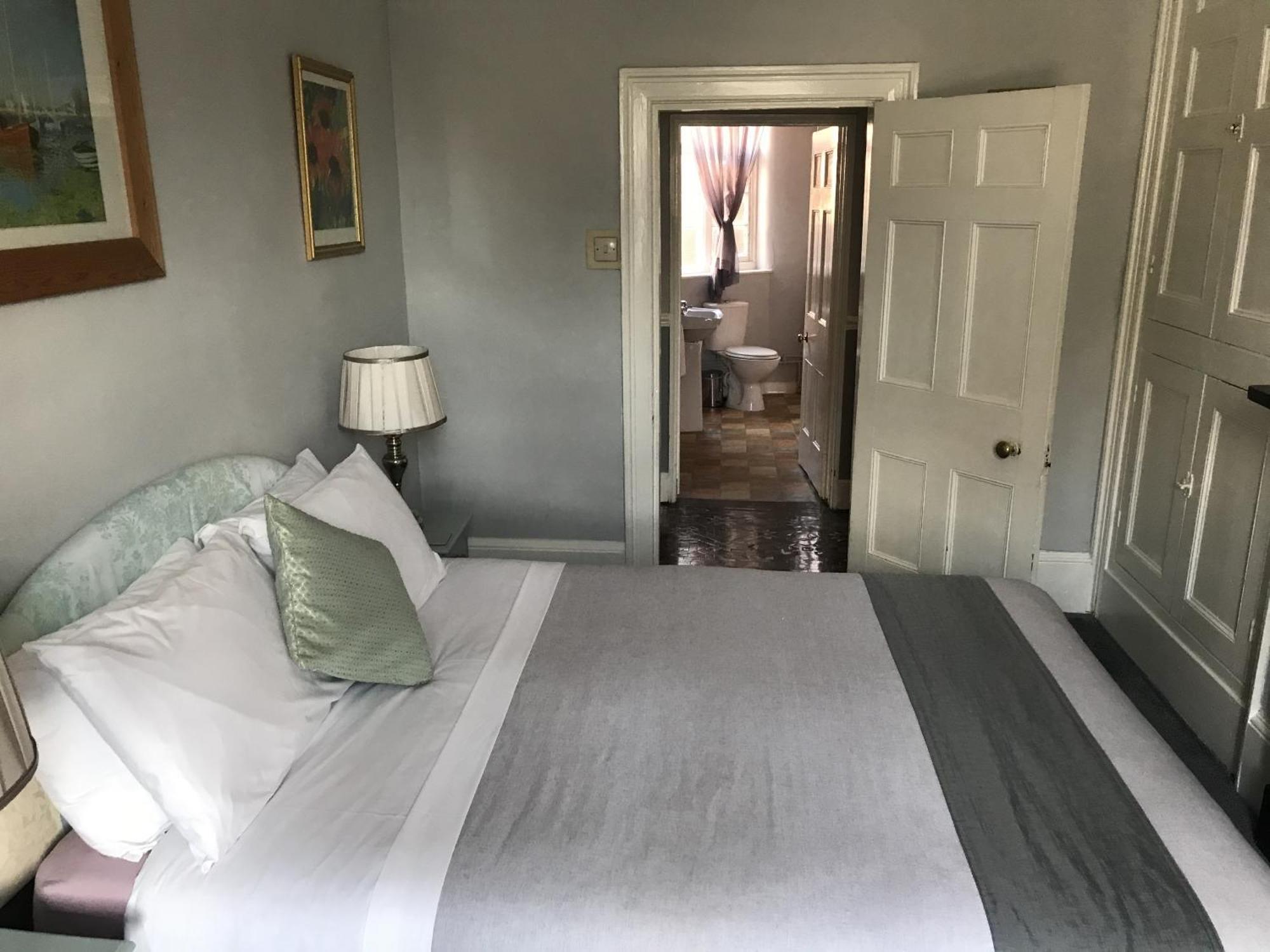 The Red House Hotel Grantham Room photo